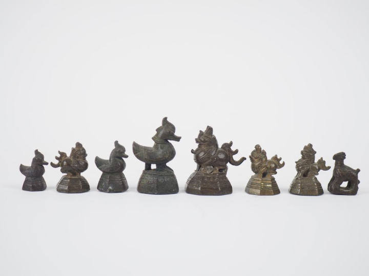 Laos, XIXe siècle Ensemble de huit poids à opium.  H. 2 à 4 cm