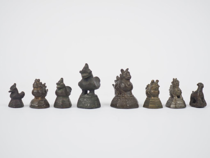 Laos, XIXe siècle Ensemble de huit poids à opium.  H. 2 à 4 cm