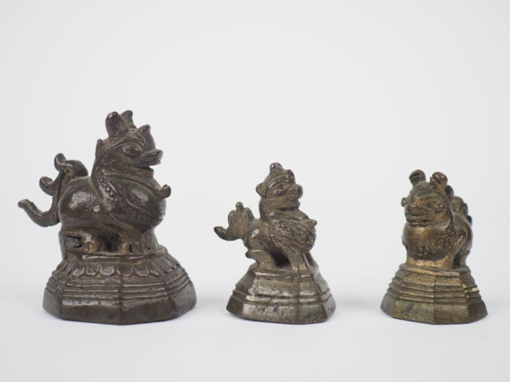 Laos, XIXe siècle Ensemble de huit poids à opium.  H. 2 à 4 cm