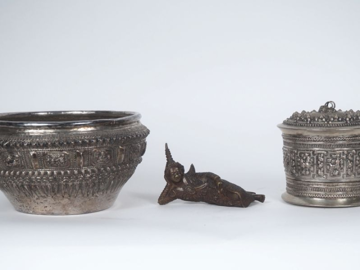 Birmanie, vers 1900 Lot comprenant une coupe et une boîte en argent re