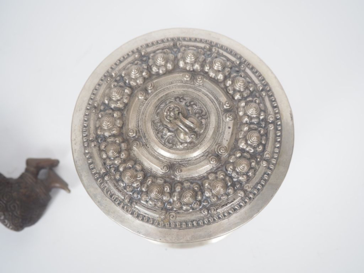 Birmanie, vers 1900 Lot comprenant une coupe et une boîte en argent re
