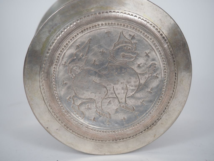 Birmanie, vers 1900 Lot comprenant une coupe et une boîte en argent re