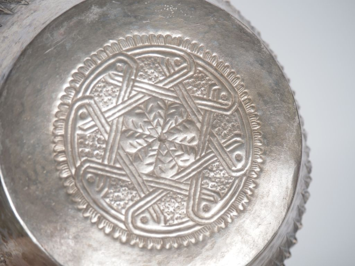 Birmanie, vers 1900 Lot comprenant une coupe et une boîte en argent re