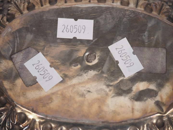 Birmanie, fin XIXe siècle Deux boîtes couvertes en argent repoussé, l’