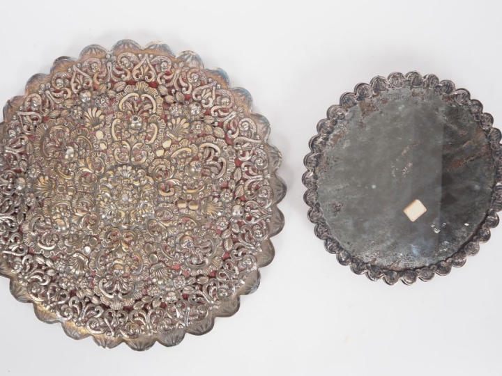 Inde ou Birmanie, XIXe siècle Deux miroirs floriformes en argent verme