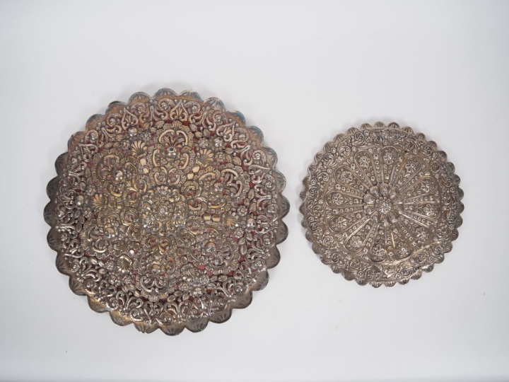 Inde ou Birmanie, XIXe siècle Deux miroirs floriformes en argent verme