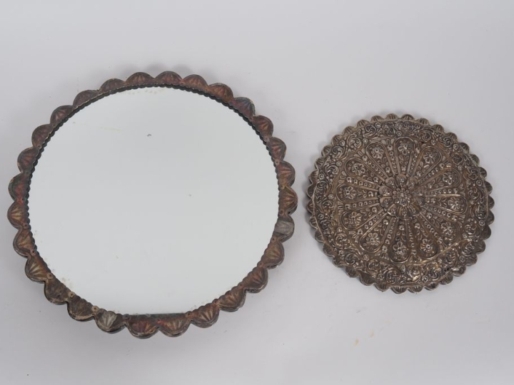Inde ou Birmanie, XIXe siècle Deux miroirs floriformes en argent verme