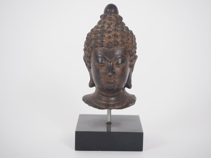 Thaïlande, travail moderne  Tête de Bouddha en bronze.