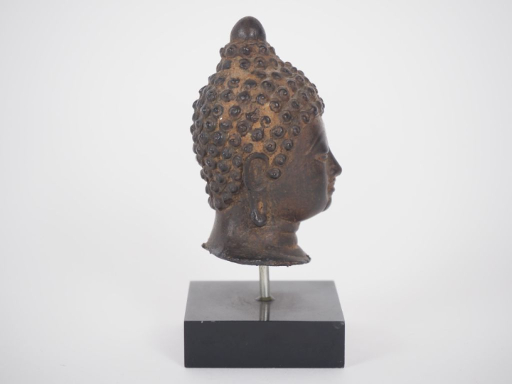 Thaïlande, travail moderne  Tête de Bouddha en bronze.
