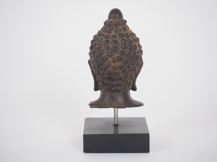 Thaïlande, travail moderne  Tête de Bouddha en bronze.
