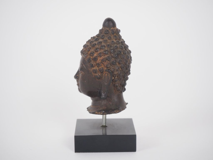 Thaïlande, travail moderne  Tête de Bouddha en bronze.