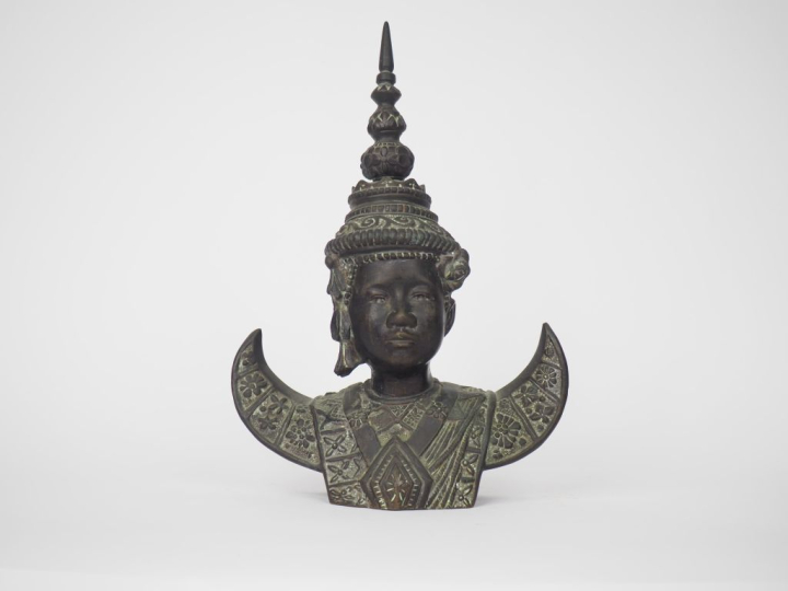 Cambodge, vers 1930 Groupe en bronze, représentant une danseuse du Ram