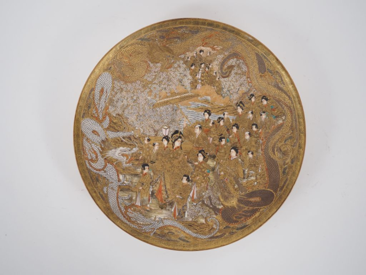 Japon, période Meiji Plat en faïence de Satsuma, à décor d’une process