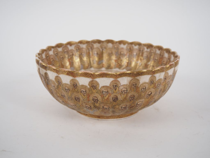 Japon, période Meiji  Assiette floriforme en faïence de Satsuma, à déc