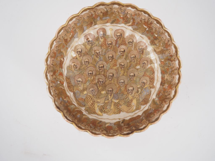 Japon, période Meiji  Assiette floriforme en faïence de Satsuma, à déc
