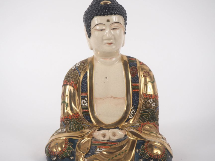 Japon, vers 1900 Bouddha en faïence de Satsuma.  H. 23 cm