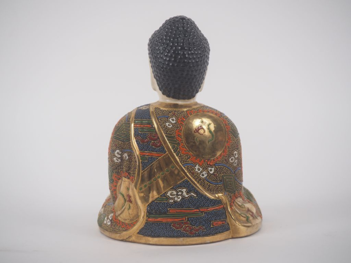Japon, vers 1900 Bouddha en faïence de Satsuma.  H. 23 cm