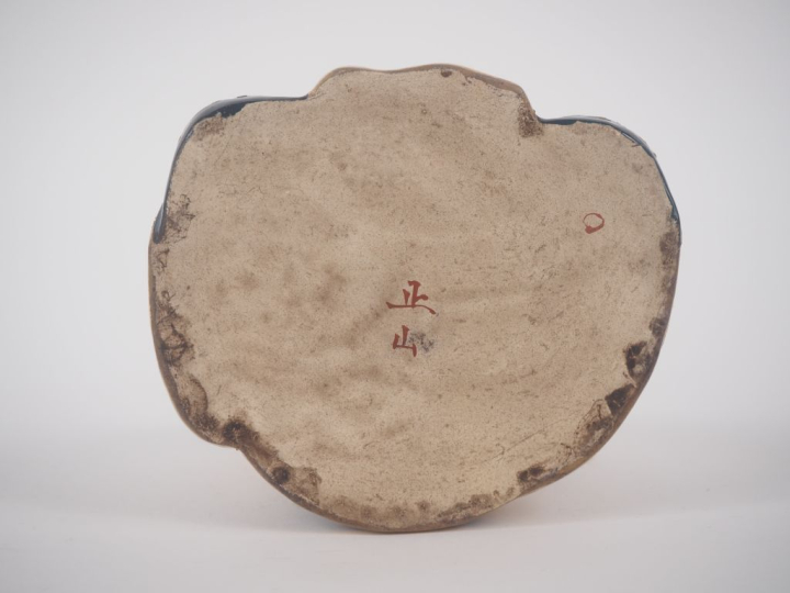 Japon, vers 1900 Bouddha en faïence de Satsuma.  H. 23 cm