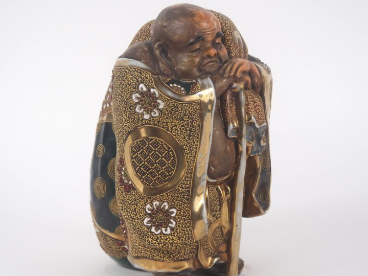 Japon, vers 1900 Statuette en faïence de Satsuma, représentant Hotei d