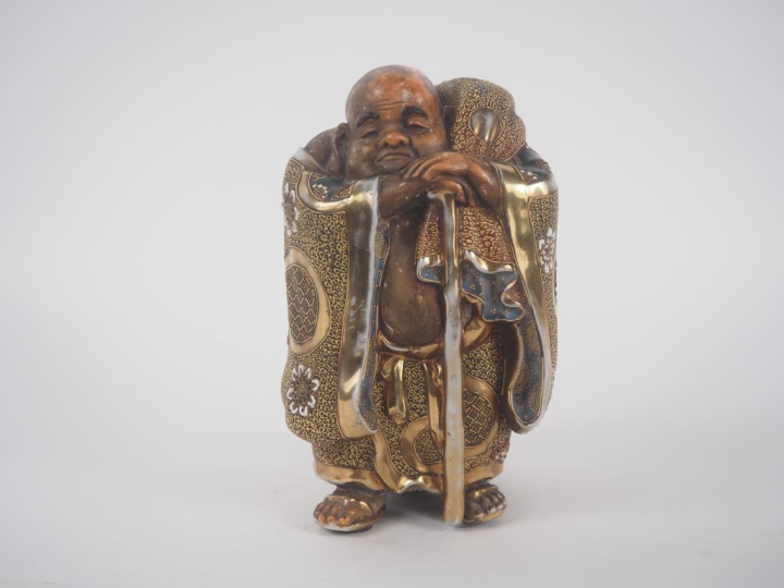 Japon, vers 1900 Statuette en faïence de Satsuma, représentant Hotei d