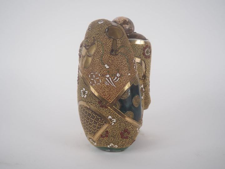 Japon, vers 1900 Statuette en faïence de Satsuma, représentant Hotei d