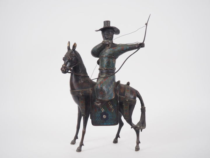 Japon, vers 1900 Groupe en bronze et émaux champlevés représentant un 