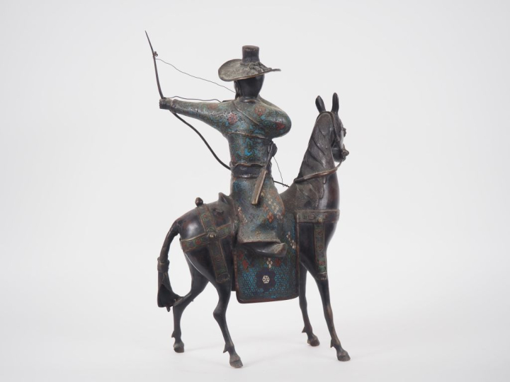 Japon, vers 1900 Groupe en bronze et émaux champlevés représentant un 