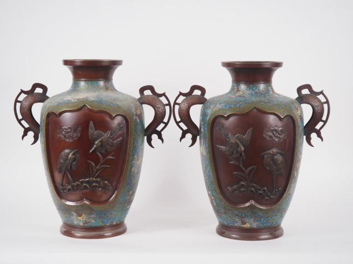 Japon, vers 1900 Paire de grands vases balustres en bronze et émaux ch