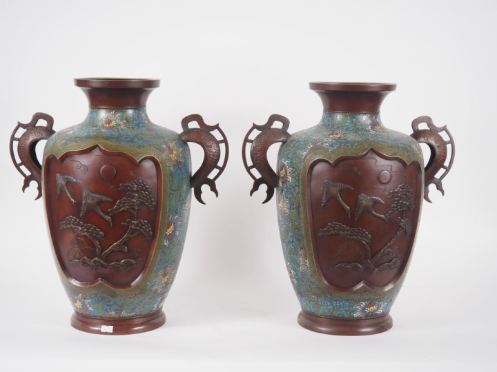 Japon, vers 1900 Paire de grands vases balustres en bronze et émaux ch