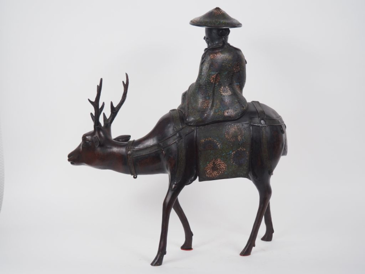 Japon, vers 1900 Okimono en bronze de patine brune et émaux champlevés