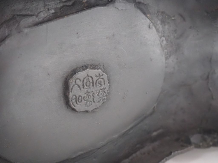 Japon, vers 1900 Okimono en bronze de patine brune et émaux champlevés