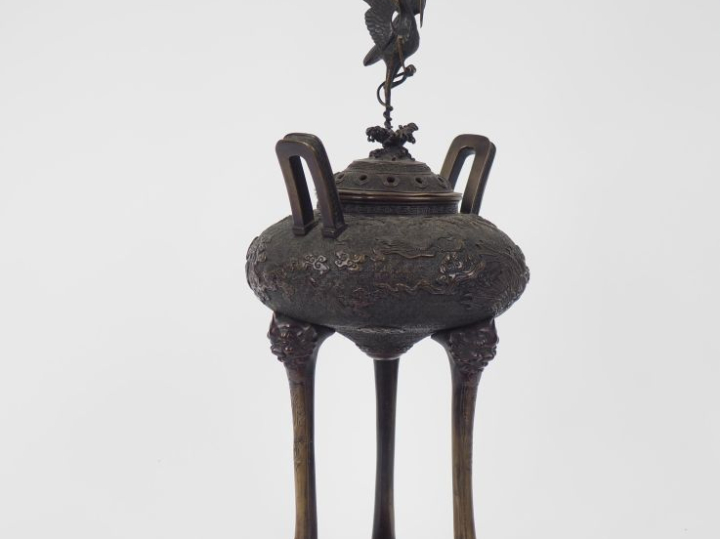 Japon, vers 1900 Grand brûle-parfum tripode orné de deux anses ajourée