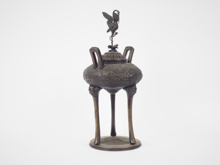 Japon, vers 1900 Grand brûle-parfum tripode orné de deux anses ajourée