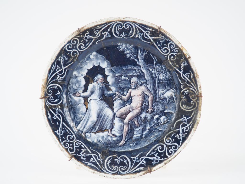 Assiette en émail représentant la Création d’Adam. ©Primardeco Assiette en émail représentant la Création d’Adam. ©Primardeco