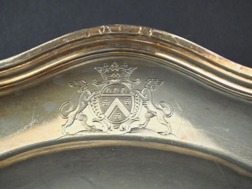 Plat rond XVIIIe à décor d'armoiries ©Primardeco