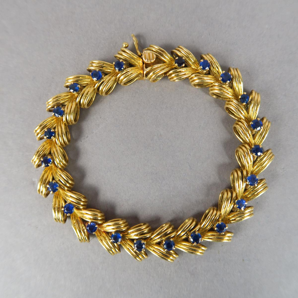 BOUCHERON. Bracelet en or jaune orné de saphirs ©Primardeco