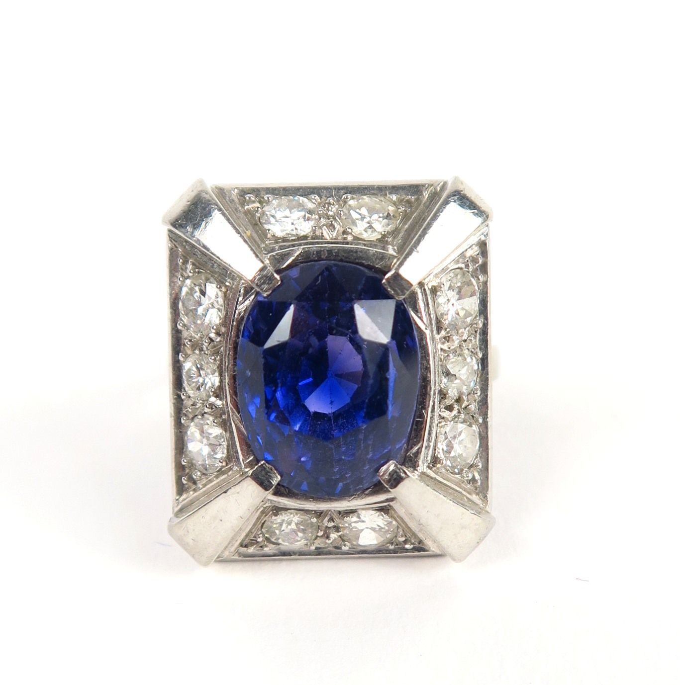 Bague ornée d'un important saphir ©Primardeco