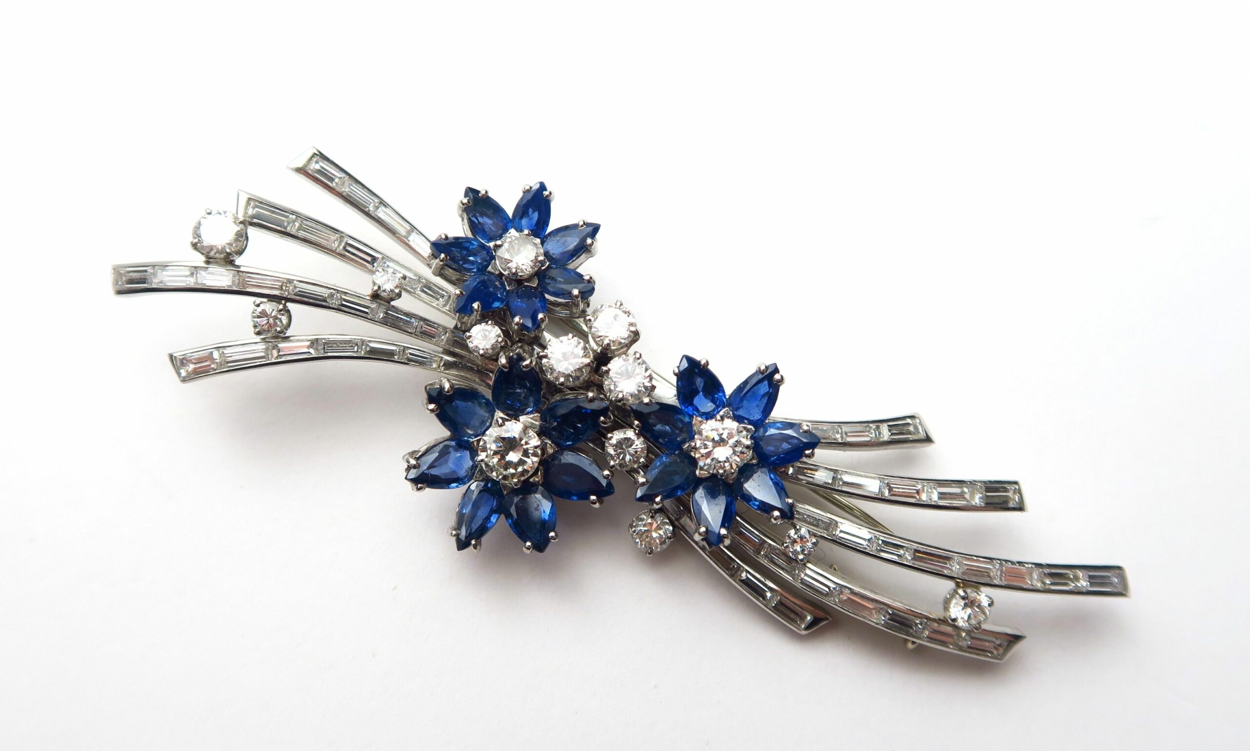 GUBELIN. Broche en diamants et saphirs. ©Primardeco