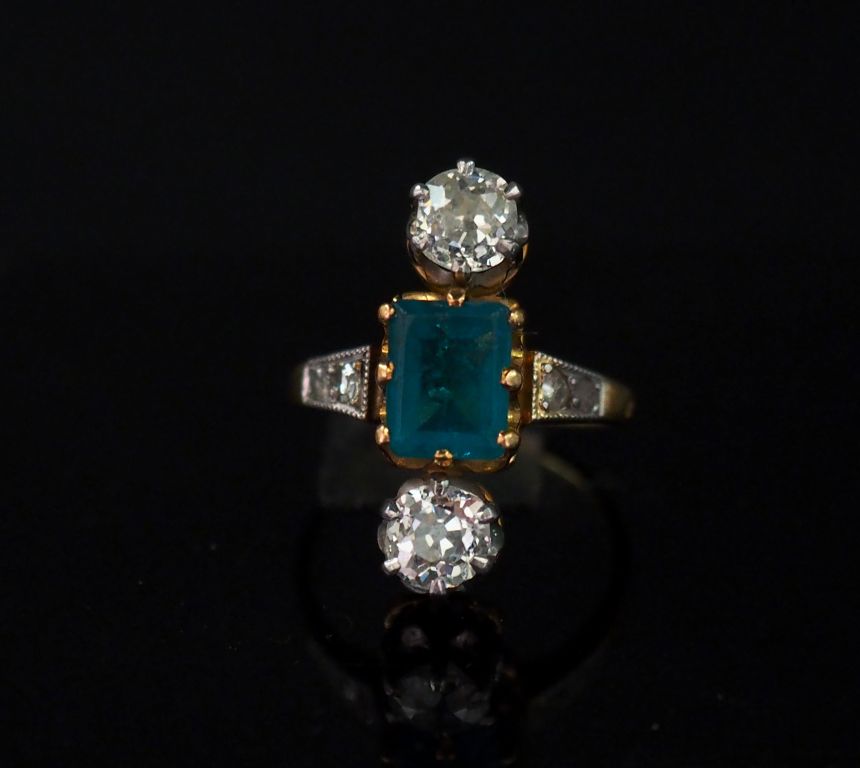Bague marquise en or jaune et émeraude ©Primardeco