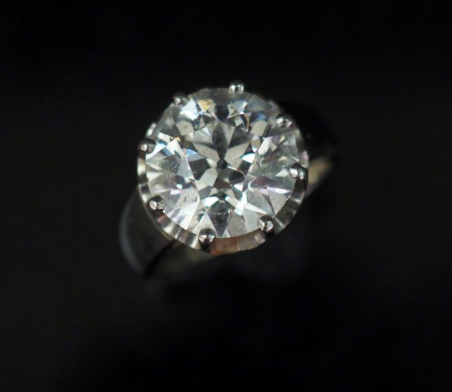 Bague solitaire en platine et or blanc ©Primardeco