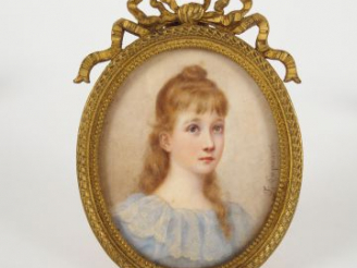 Vente aux enchères Miniature ovale signée LAPASSET "Portrait de jeune fille à la robe ble