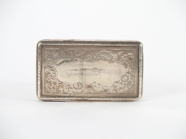 Tabatière de style Louis XV en argent, à décor gravé de fleurs et de r