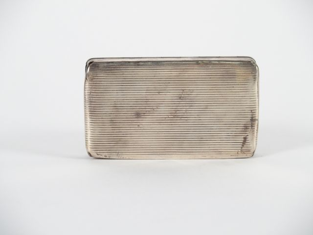 Tabatière de style Louis XV en argent, à décor gravé de fleurs et de r