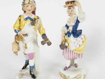 Deux différentes statuettes XIXème en porcelaine polychrome de Saxe "L