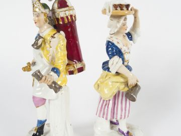 Deux différentes statuettes XIXème en porcelaine polychrome de Saxe "L