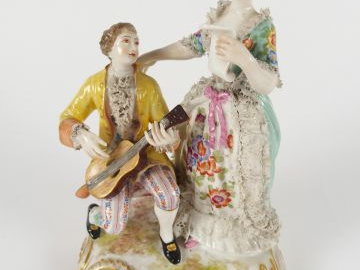 Groupe XIXème en porcelaine polychrome de Saxe "Le concert". H. : 17,5