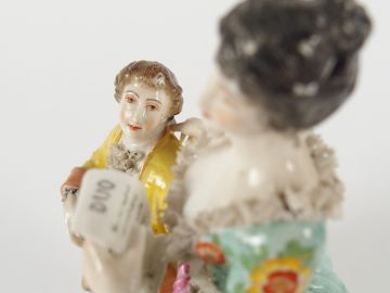 Groupe XIXème en porcelaine polychrome de Saxe "Le concert". H. : 17,5