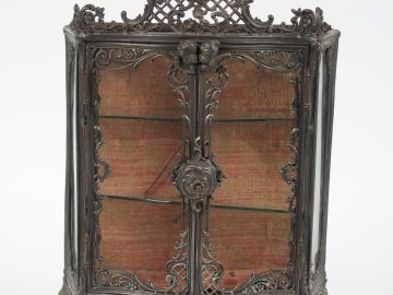 Vitrine de poupée de style Louis XV en étain avec sa vaisselle. H. 39 