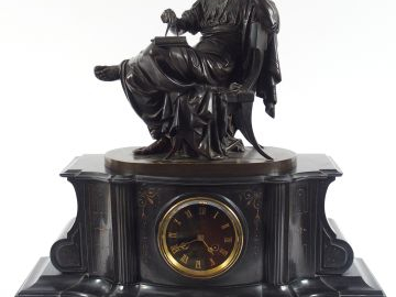 Pendule XIXème en marbre noir et bronze, à patine brune figurant une a