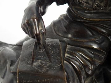 Pendule XIXème en marbre noir et bronze, à patine brune figurant une a